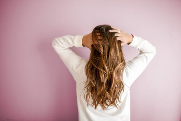 θεραπεία της τριχόπτωσης woman with long hair
