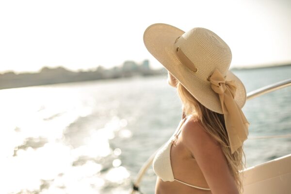 Eνθέματα στήθους woman at the beach