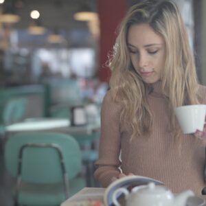 ανόρθωση φρυδιών woman enjoying coffee