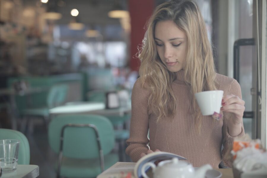 ανόρθωση φρυδιών woman enjoying coffee