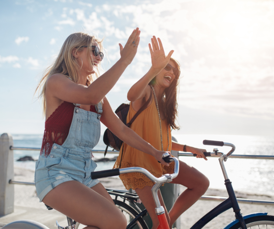 χειρουργική επέμβαση στο στήθος women happy riding a bike